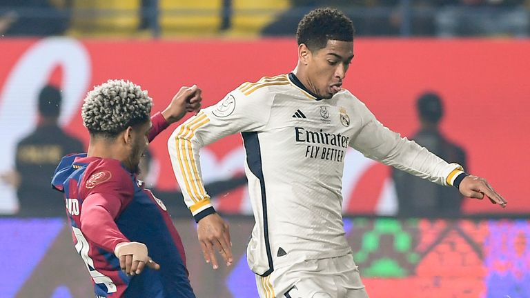 Real Madrid's Jude Bellingham, right, in action during the Spanish Super Cup final soccer match between Real Madrid and Barcelona at Al-Awwal Park Stadium in Riyadh, Saudi Arabia, Sunday, Jan. 14, 2024. (AP Photo)
