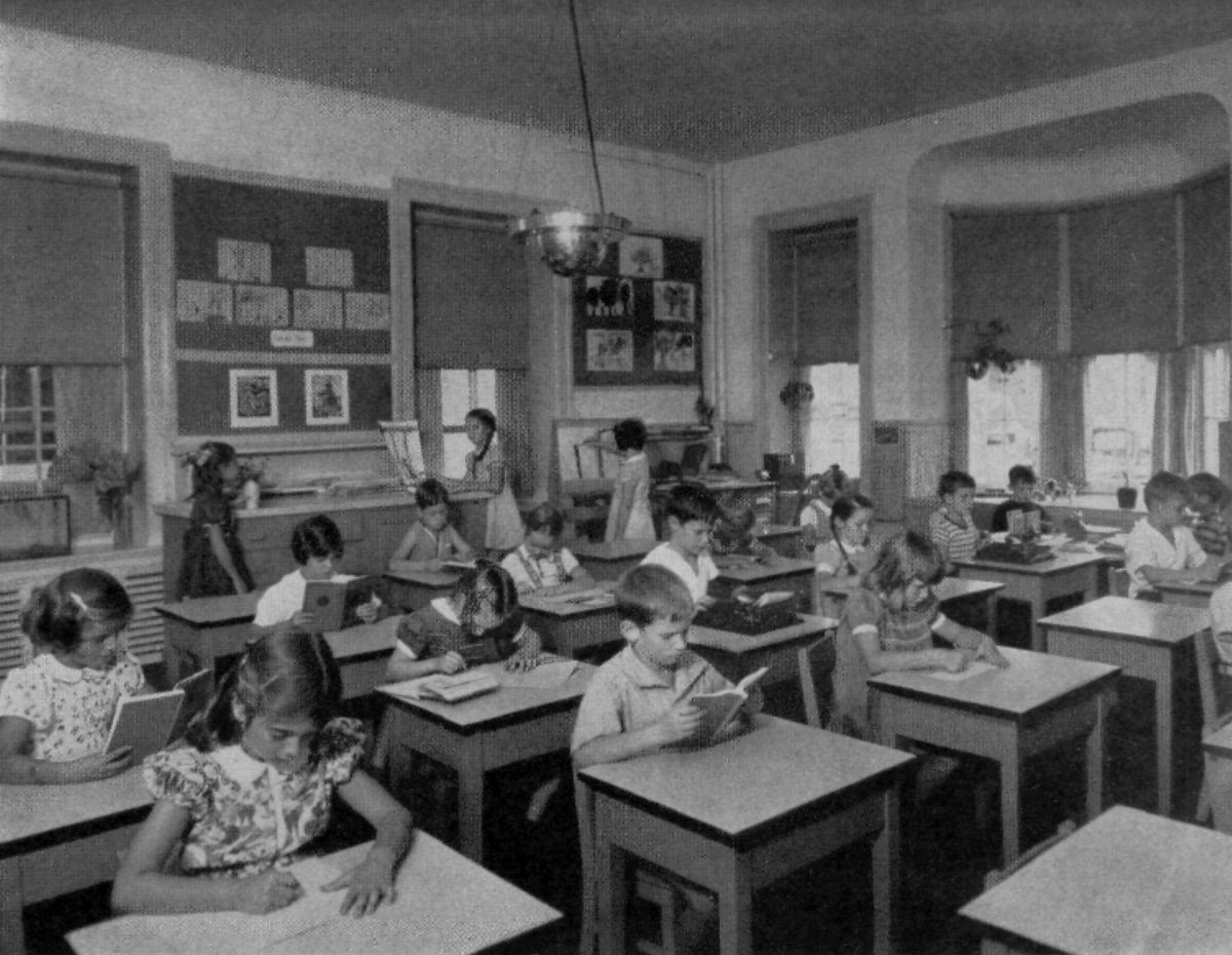 Black-and-white photo of a 1940s classroom