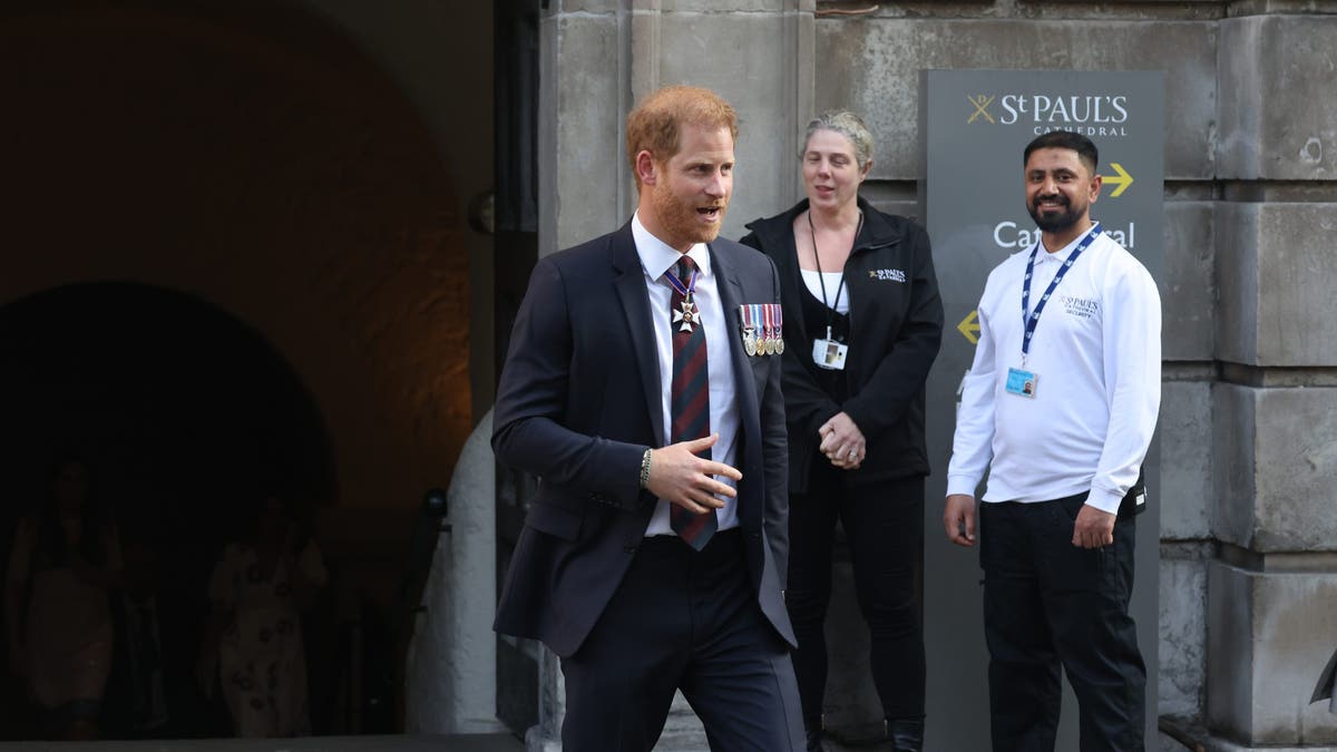 harry walking at invictus games service