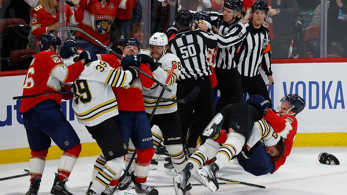 Brawl breaks out in Game 2
