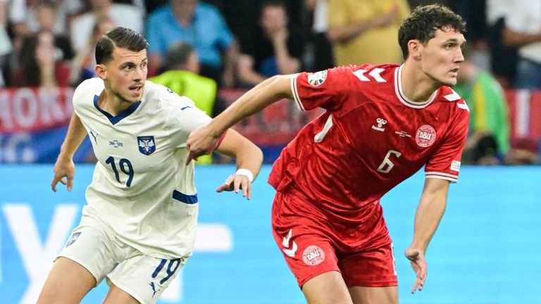 Lazar Samardzic and Andreas Christensen fight for the ball 