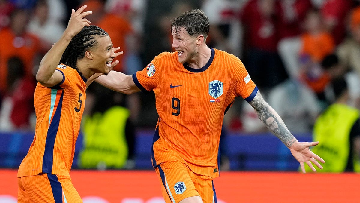 Nathan Aké and Wout Weghorst celebrate