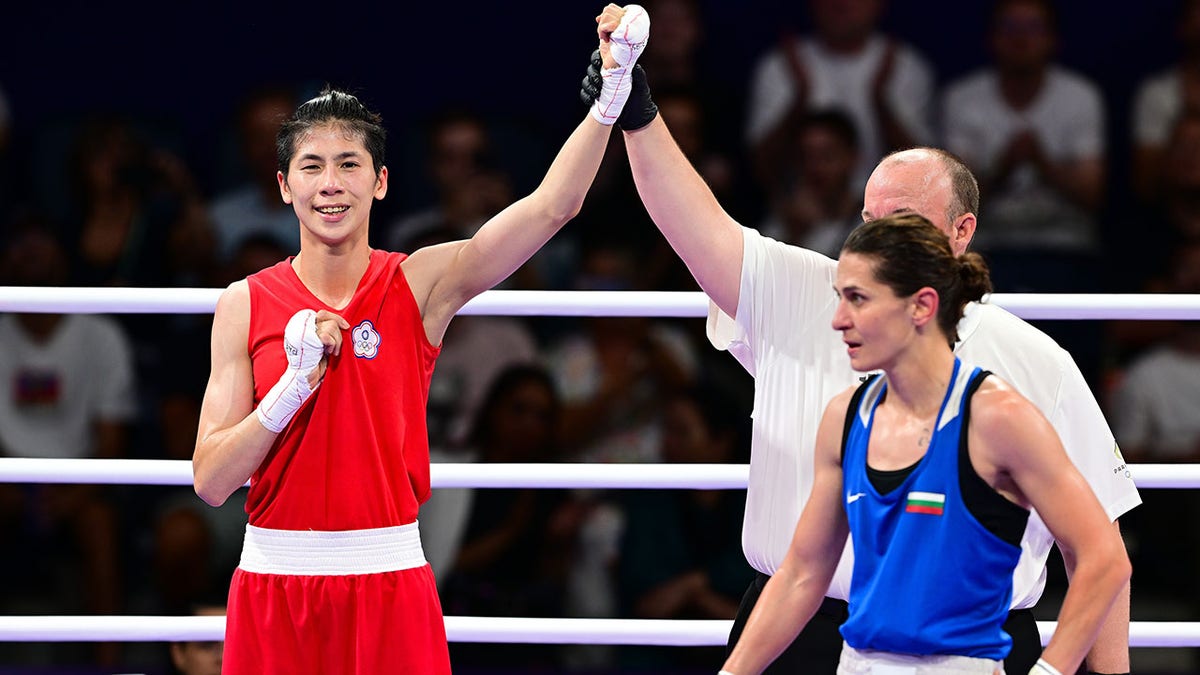 Lin Yu-ting's hand up