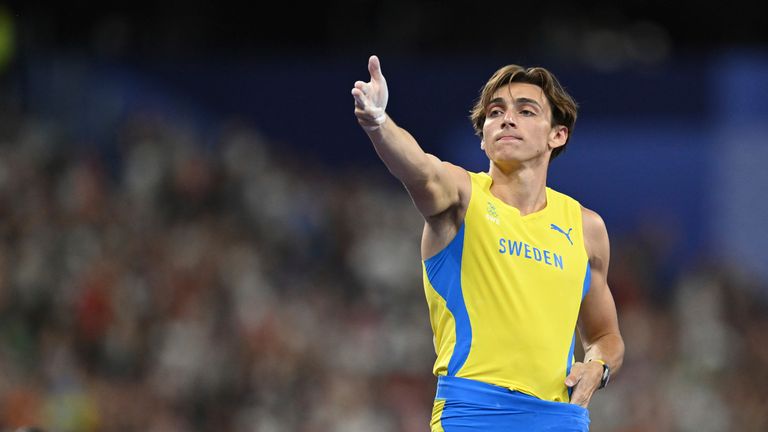 France, Saint-Denis: Olympics, Paris 2024, athletics, Stade de France, pole vault, men, final, Armand Duplantis from Sweden gesticulates. Photo by: Sven Hoppe/picture-alliance/dpa/AP Images