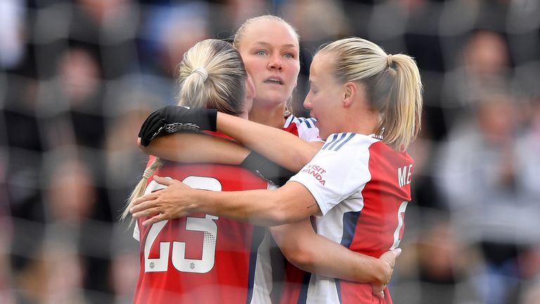 Frida Leonhardsen Maanum celebrates with team-mates