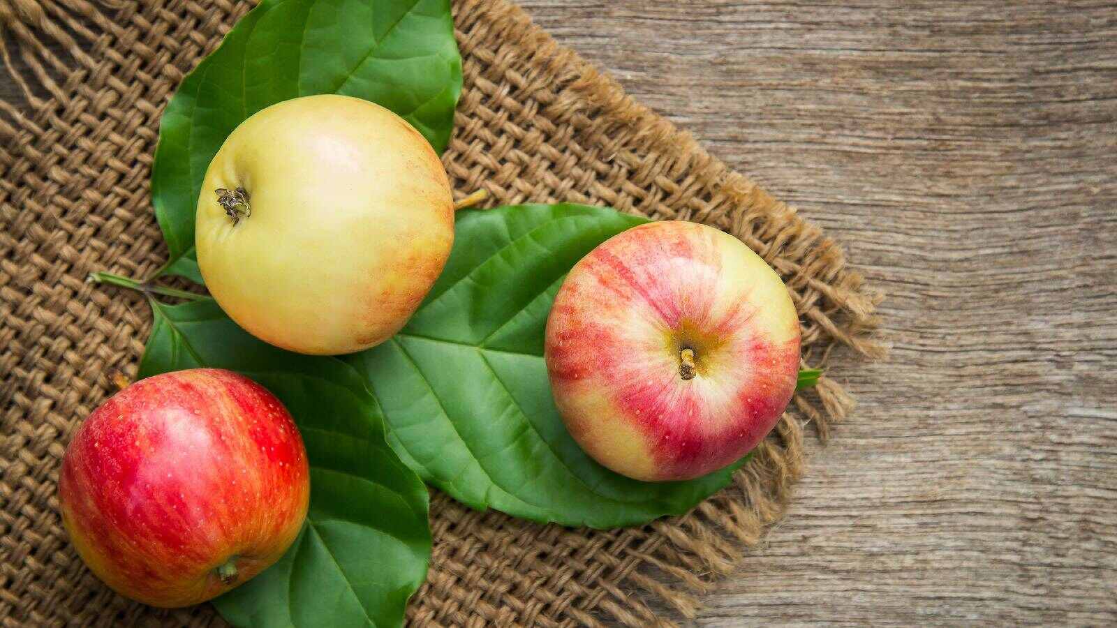 Apples kept on a tray