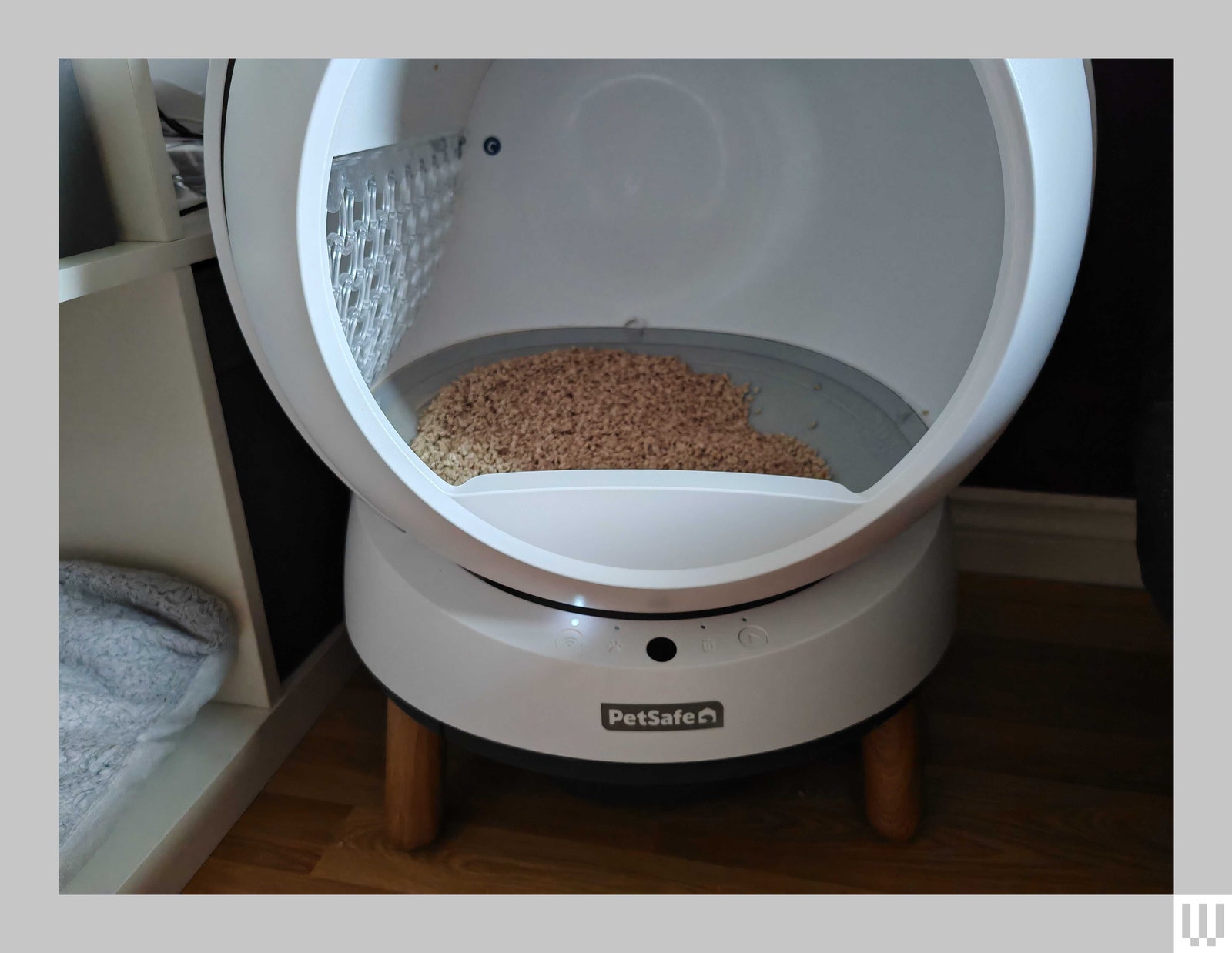 Domeshaped cat litter device with beige materials inside on the bottom