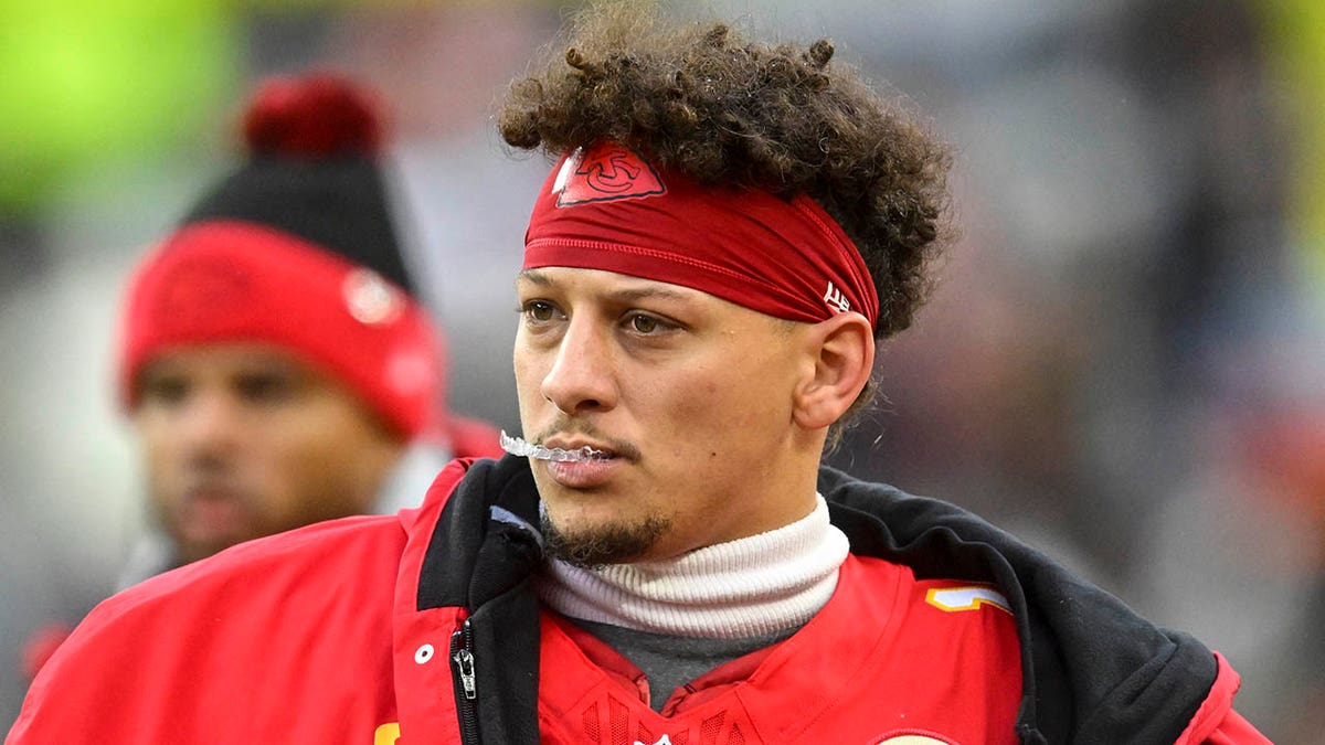 Patrick Mahomes on sideline