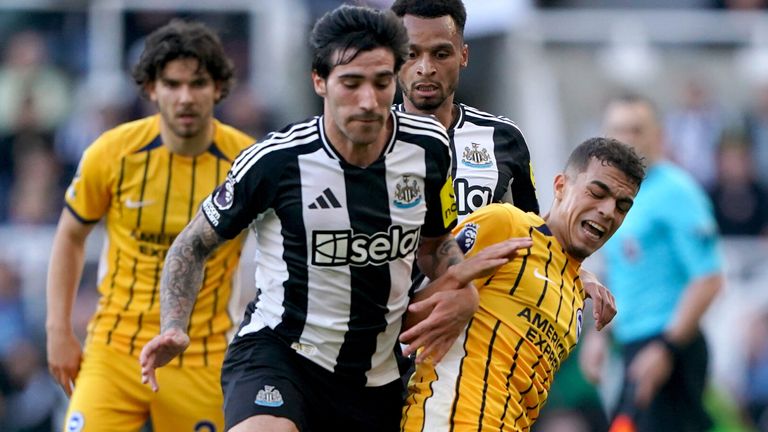 Sandro Tonali and Yasin Ayari battle for the ball