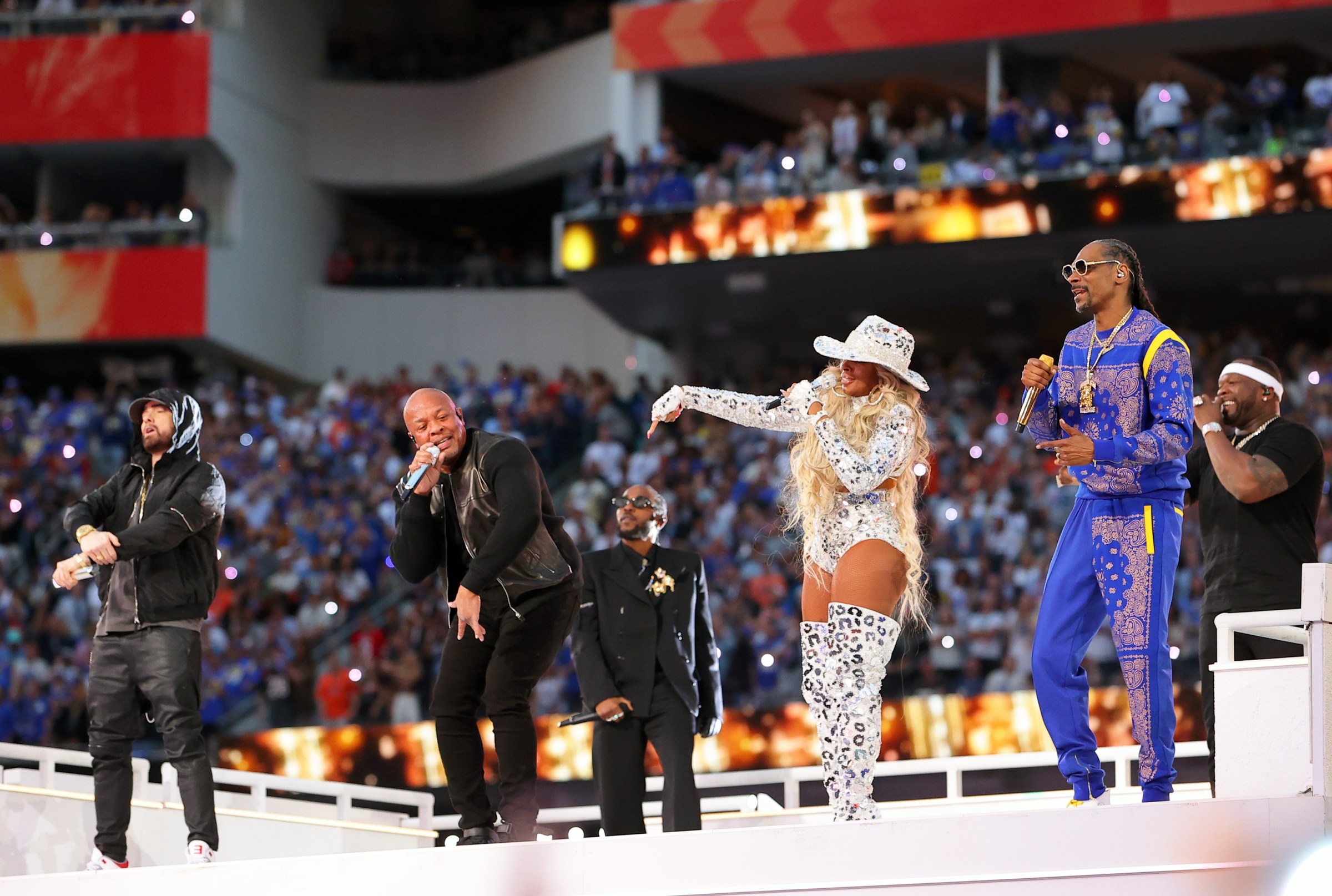 Eminem, Dr. Dre, Kendrick Lamar, Mary J. Blige, Snoop Dogg, and 50 Cent performing