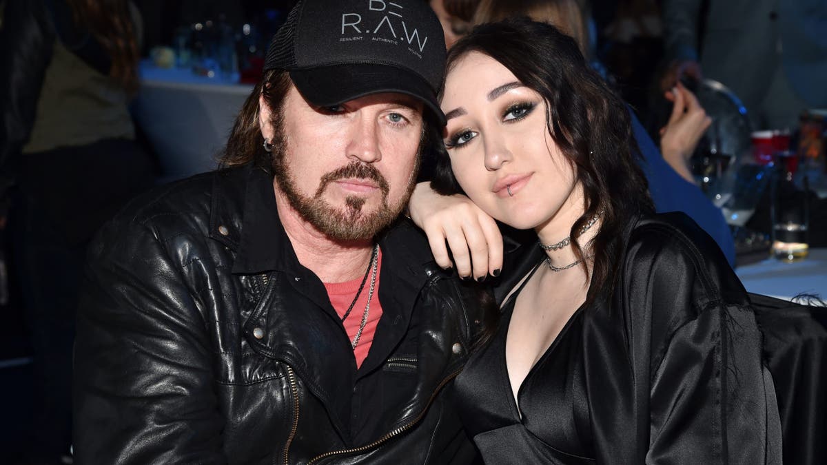 noah cyrus leaning on dad billy ray's shoulder