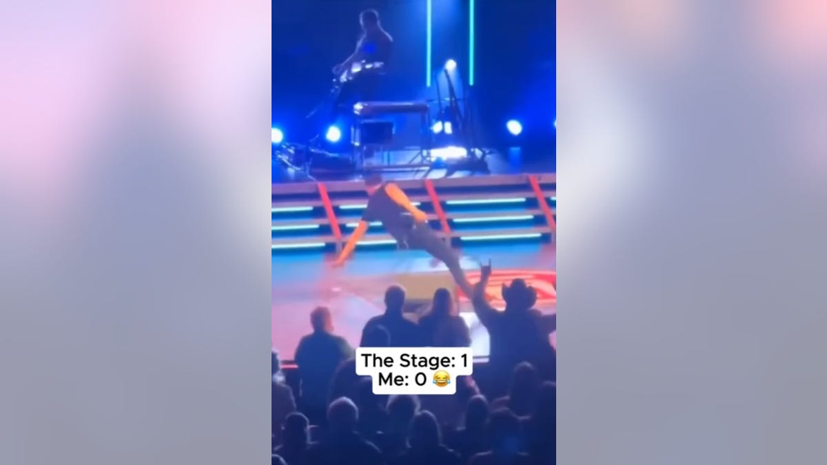 scotty mccreery falling on stage