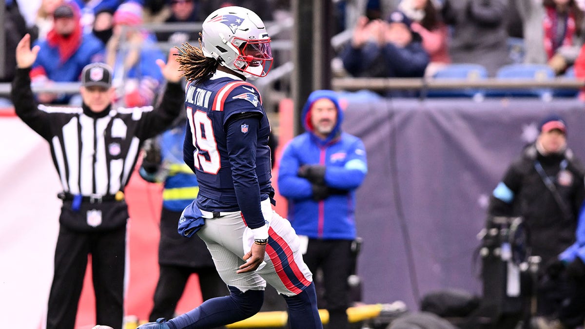 Joe Milton reacts after scoring touchdown