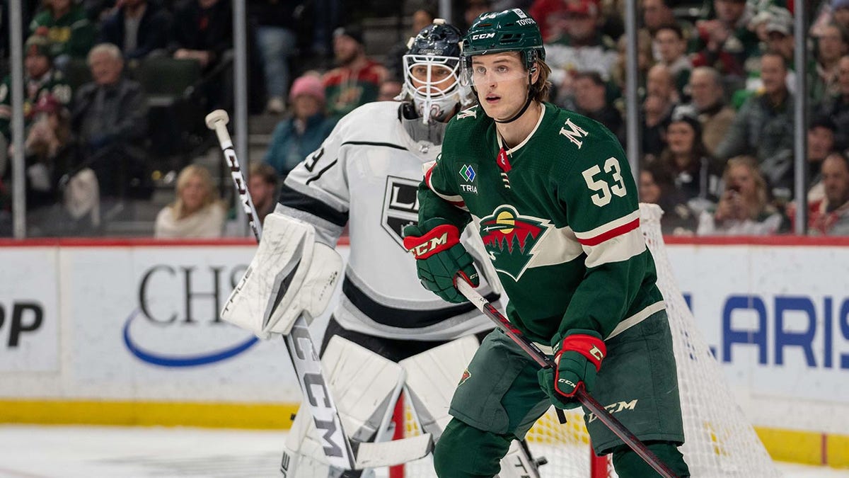 Adam Beckman screens goalie