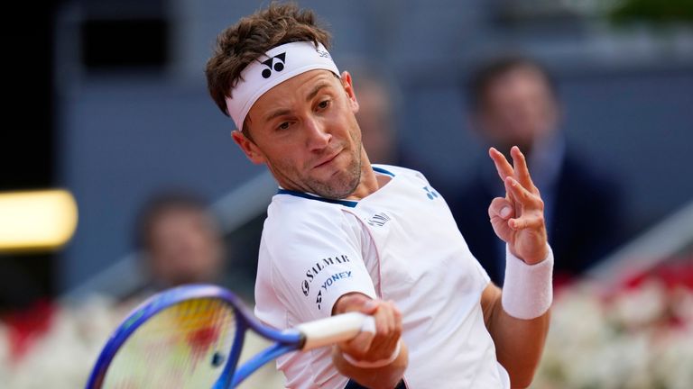 Norway's Casper Ruud returns to Britain's Jack Draper during the Madrid Open tennis final in Madrid, Spain, Sunday, May 4, 2025. (AP Photo/Manu Fernandez)