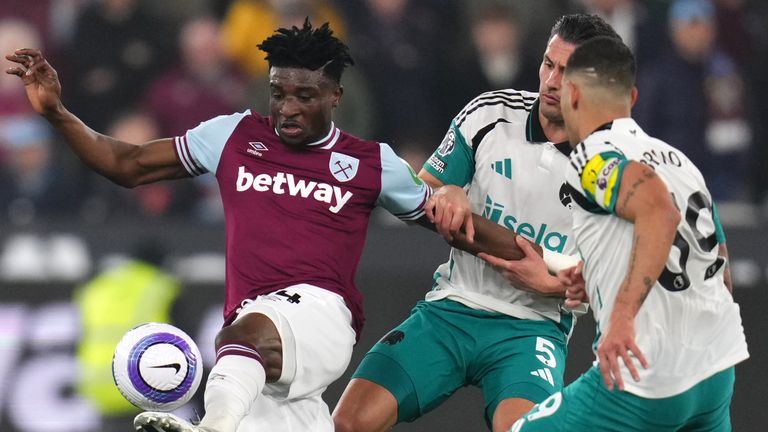 West Ham United's Mohammed Kudus battles for the ball with Newcastle United's Fabian Schar