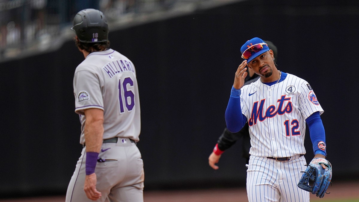 Francisco Lindor gestures