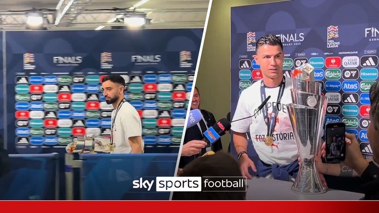 Bruno handing Ronaldo the NL trophy