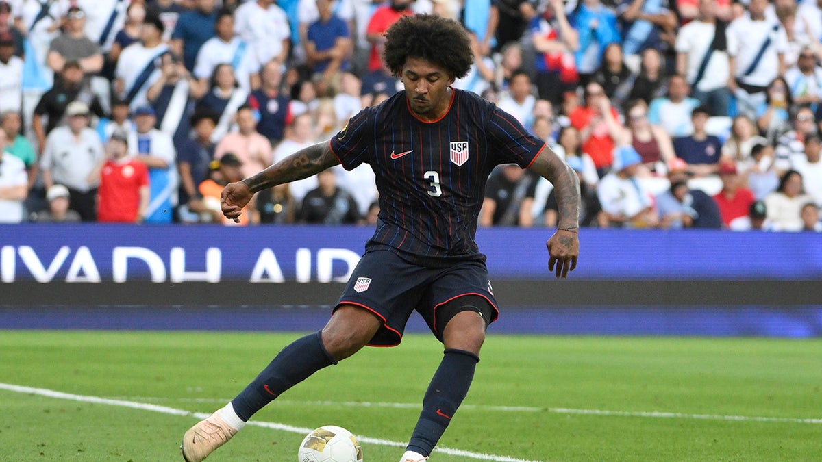 Chris Richards dribbles ball