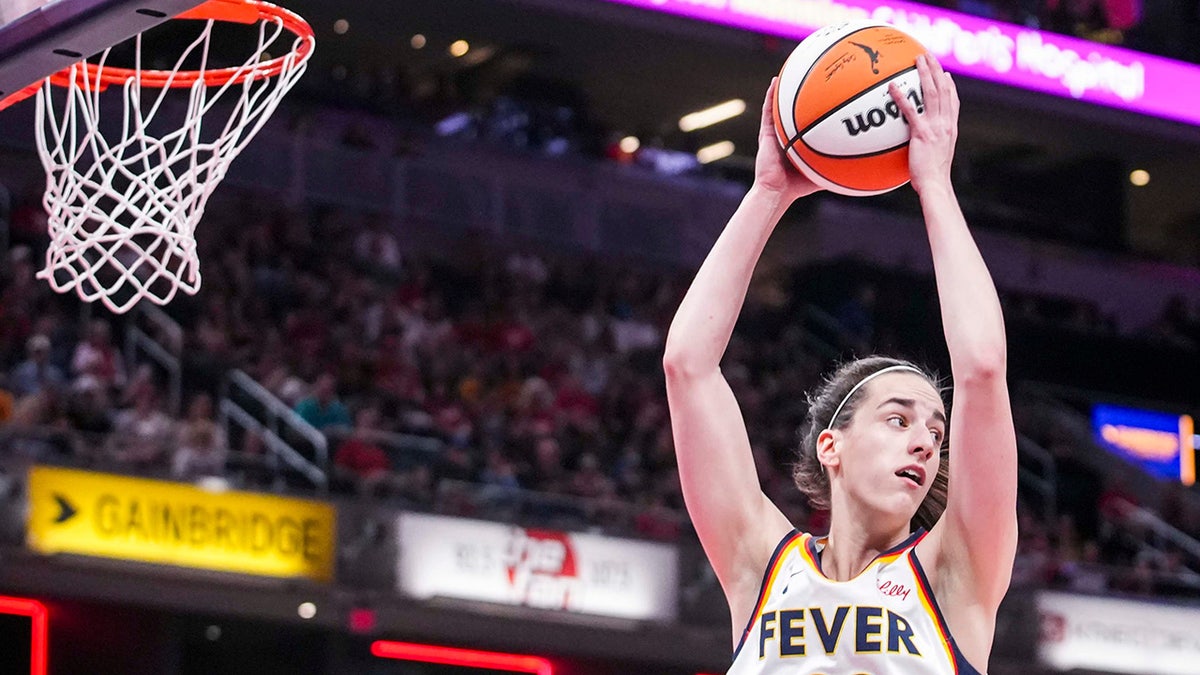 Caitlin Clark rebounds the ball