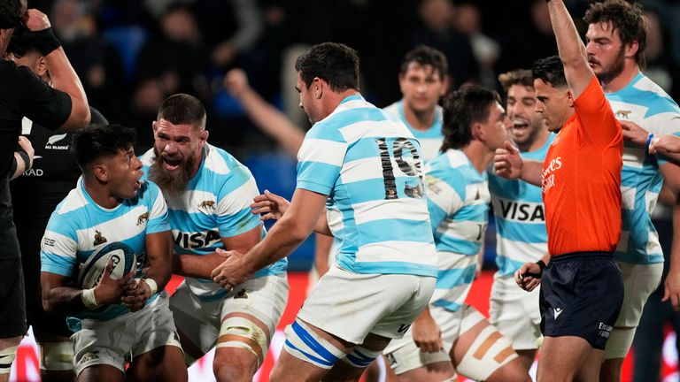 Argentina's Los Pumas Gonzalo Garcia, left, celebrates after scoring a try against New Zealand's All Blacks during a rugby championship match in Buenos Aires, Argentina, Saturday, Aug. 23, 2025. (AP Photo/Gustavo Garello)