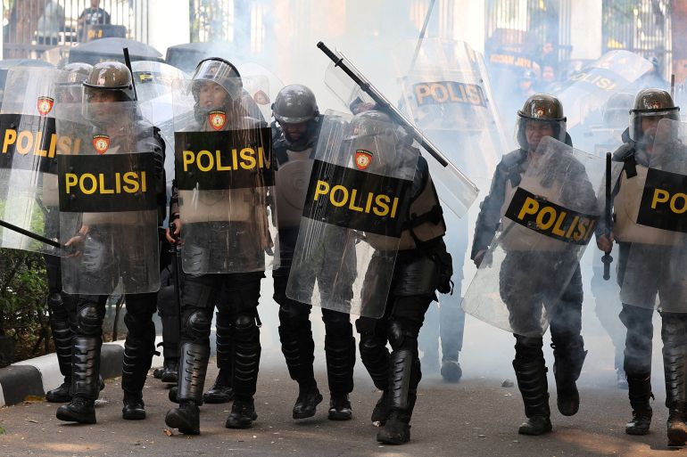 Riot police react as they clash with demonstrators during a protest against, what the demonstrators say, are exorbitant allowances for Indonesian parliament members, outside Indonesian parliament buildings in Jakarta, Indonesia, August 25, 2025.