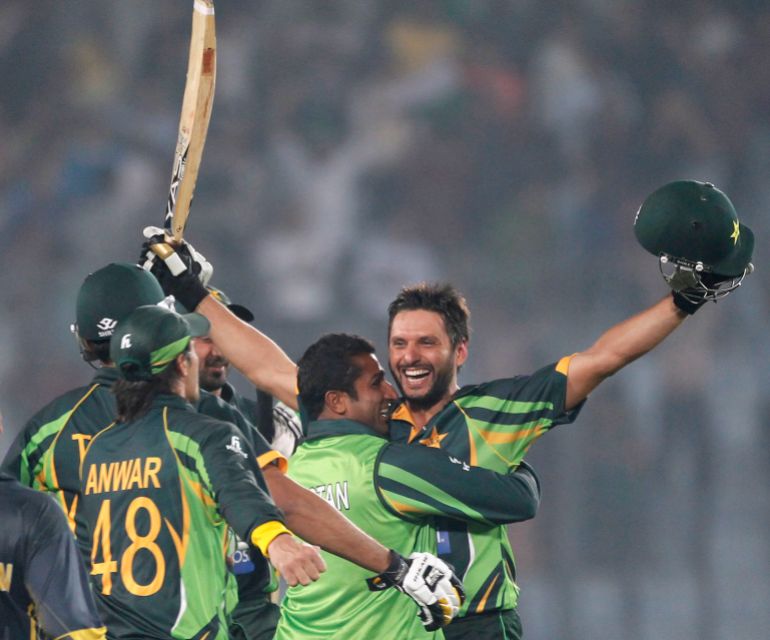 Pakistan's Shahid Afridi (R) celebrates with teammates after Pakistan won the one-day international (ODI) cricket match against India at the 2014 Asia Cup in Dhaka March 2, 2014. REUTERS/Andrew Biraj (BANGLADESH - Tags: SPORT CRICKET)