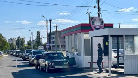 Sarah Rainsford/BBC Cars queue at Bendery crossing in Moldova