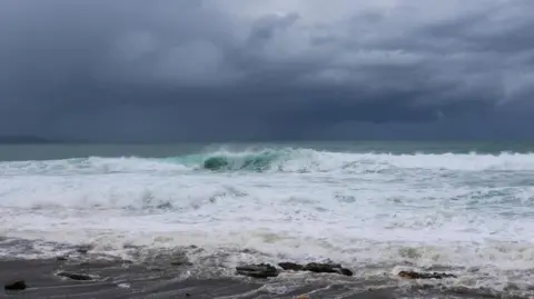 REUTERS/Gilbert Bellamy Waves break on the coast ahead of Hurricane Melissa, in Port Royal, Jamaica, on  25 October, 2025. 