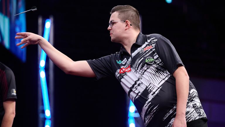 European Championship, Final: G. van Veen (Netherlands) - L. Humphries (Great Britain). Gian van Veen in action. Photo by: Bernd Thissen