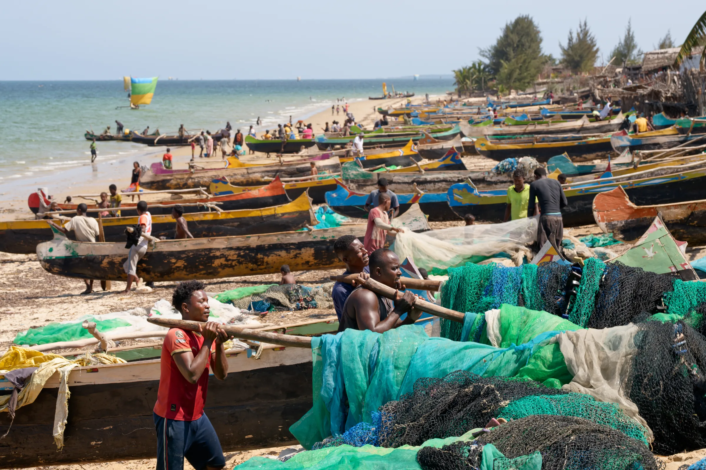 Mpanjono miverina vao maraina avy any an-dranomasina tao Ambolimailaky.
