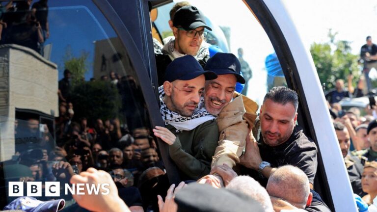 Palestinian prisoners released in West Bank to rapturous crowds