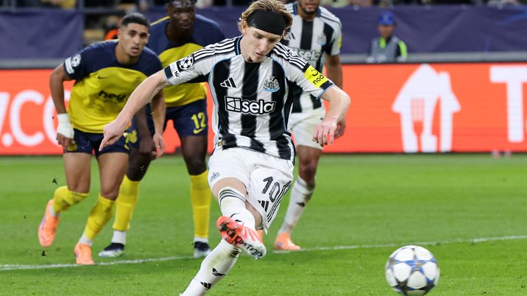 Newcastle United's Anthony Gordon scores a goal from the penalty spot during the UEFA Champions League game against Union Saint-Gilloise