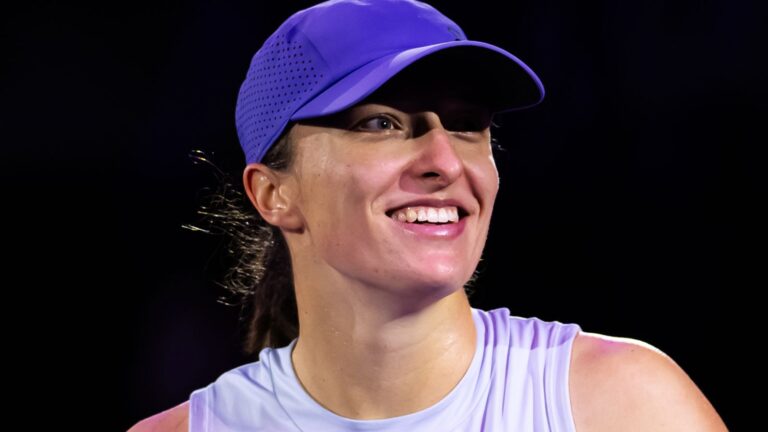 WTA Finals: Iga Swiatek and Elena Rybakina record dominant victories on opening day in Saudi Arabia | Tennis News