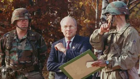 Getty Images Soldiers briefing Dick Cheney in 1989