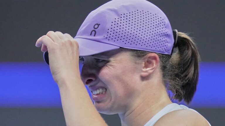 WTA Finals: Iga Swiatek dumped out by Amanda Anisimova who joins Elena Rybakina in semis | Tennis News