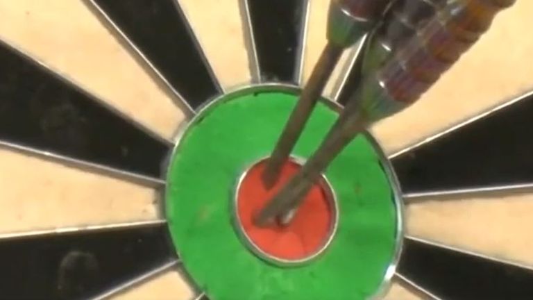 Simon 'The Wizard' Whitlock finished off with a triple bullseye to win against Daniel Larsson.