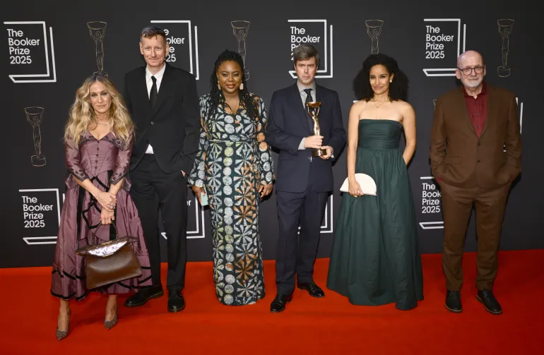LONDON, ENGLAND - NOVEMBER 10: Booker Prize 2025 winner David Szalay, author of "Flesh" (C) poses with judges (L-R) Sarah Jessica Parker, Chris Power, Ayobami Adebayo, Kiley Reid and Chair of the judging panel Roddy Doyle during The Booker Prize 2025 Ceremony at Old Billingsgate on November 10, 2025 in London, England. (Photo by Eamonn M. McCormack/Getty Images)