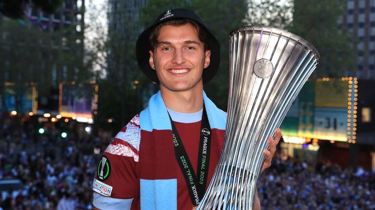 West Ham United's Freddie Potts celebrates the Europa Conference League