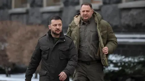 Reuters : Ukraine's President Volodymyr Zelenskiy and Head of the Presidential Office Andriy Yermak walk, amid Russia's attack on Ukraine, in Kyiv, Ukraine January 22, 2024.