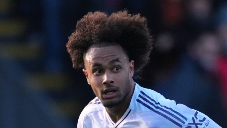 Joshua Zirkzee transfer news: Man Utd forward wants to stay at Old Trafford amid interest from Roma | Transfer Centre News