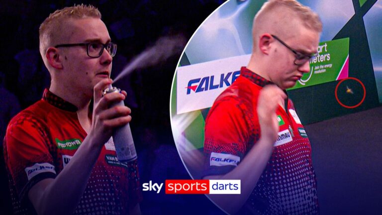 'Get your money back!' | Van der Velde tries…and fails to stop Ally Pally wasp!