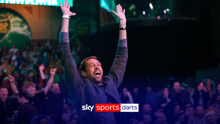 Hilarious moment Ally Pally crowd go wild… for Peter Crouch!