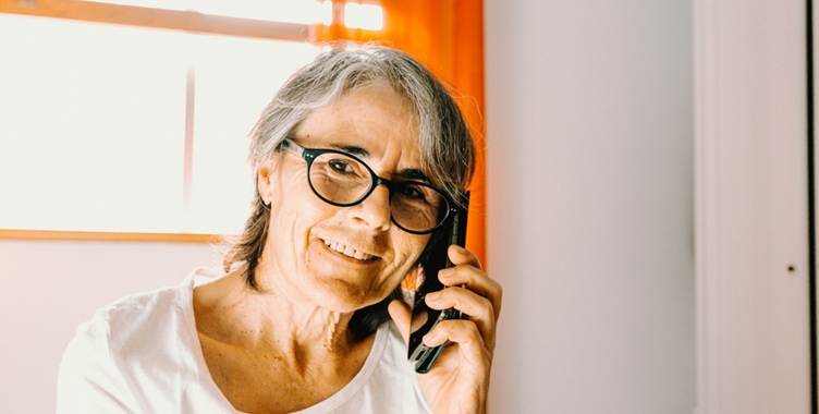 A person holding a phone
AI-generated content may be incorrect.