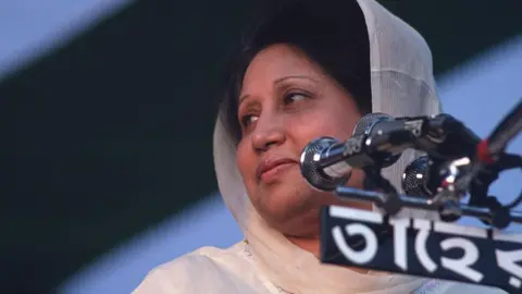 Getty Images Khaled Zia during her first term as prime minister in 1995