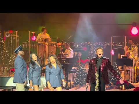 Barry Manilow Does "Jingle Bells" VERY DIFFERENTLY!