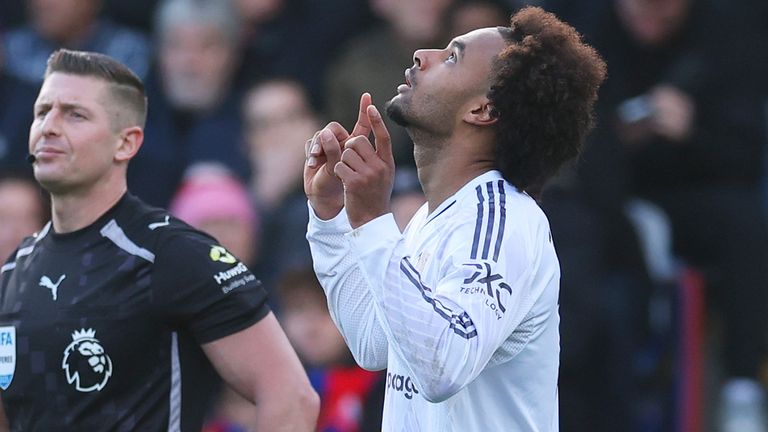 Joshua Zirkzee celebrates after equalising for Manchester United at Crystal Palace