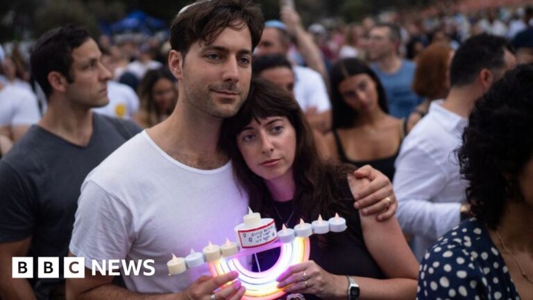 Minute’s silence held to remember Bondi Beach attack victims