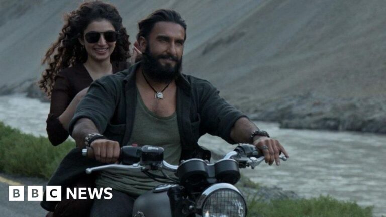 New Bollywood film divides opinions in India and Pakistan