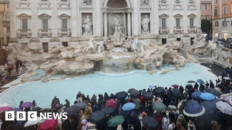 Tourists to face €2 fee to get near Trevi Fountain